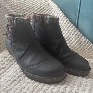 Aetrex Tessa leather booties with yarn accent Size 7.5-8